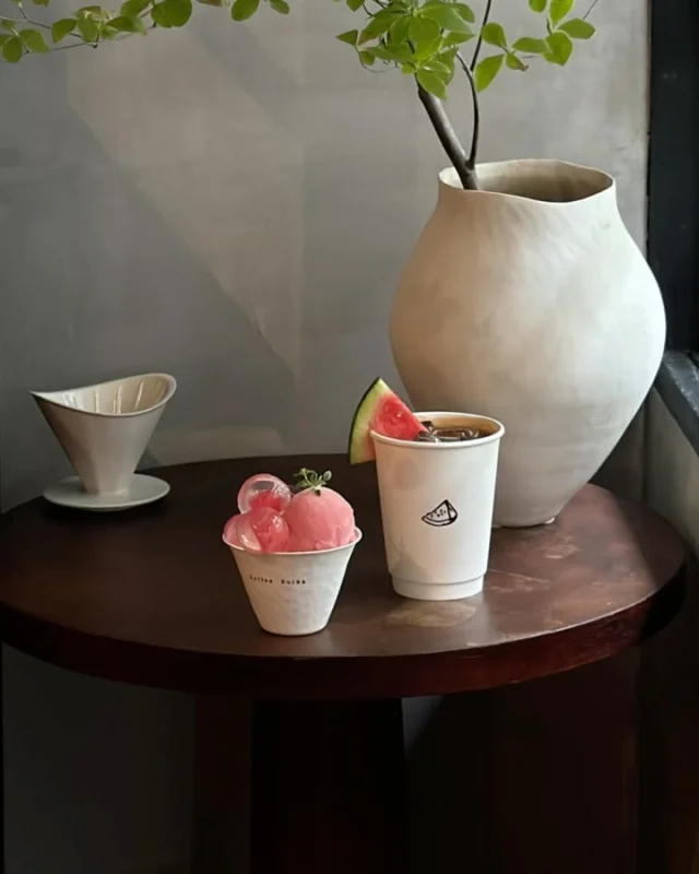 來西瓜珈琲喝西瓜咖啡🍉☕️
嘉義日式復古的咖啡外帶店
店小小一間 但擺設好美質感滿滿
沒想到西瓜跟咖啡這麼搭
可愛、清爽又消暑
還有透明季限定的西瓜雪凝晶凍🍉
好喜歡.ᐟ.ᐟ Q彈的晶凍裡面還有西瓜塊
西瓜雪酪也好迷人 甜甜的很順口
這款好像只賣到這禮拜 幸運吃到✌🏼
-
西瓜咖啡 $150
西瓜雪凝晶凍 $150
檸檬雪酪美式咖啡 $140

📍Koffee Suika 西瓜珈琲
📌嘉義美食👉🏼#Kelly食嘉義
📮嘉義市西區北榮街141號
⏰11:00-17:00
🚷週四五公休
-
#嘉義美食#嘉義#嘉義咖啡#嘉義咖啡店#西瓜咖啡#西瓜珈琲#KoffeeSuika西瓜珈琲