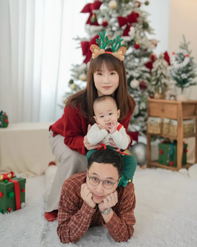 聖誕快樂🎄
Merry Christmas 2024
剩下幾天就要2025啦
12月是我最喜歡的月份
因為有結婚紀念日 老公生日 聖誕節 跨年
都值得好好慶祝～～～
明年我可能也要扮演聖誕老人送禮物給兒子了😆

Luca的第一個聖誕節
儀式感要做好做滿
家裡佈置了聖誕樹 掛了聖誕襪
一家三口特別去 @dolinwedding30 拍照留下紀念
嫩嬰的每個時期都長得不一樣
變化好快 長大好快 現在已經是老嬰了
就在昨天平安夜
突然發現Luca的兩顆上門牙
一夕之間都蹦出來了🥹

祝大家
聖誕快樂 願望都能實現❤️

攝影師 @minifeel.photo
造型 @nkstyle_naomi
聖誕棚 @dolinwedding30

#聖誕快樂#kelly育兒日記