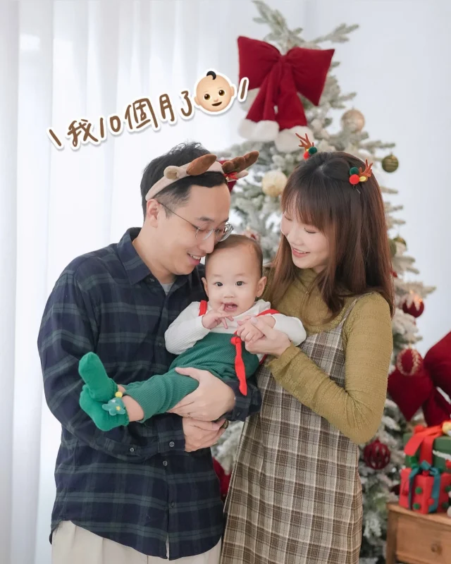 Luca小寶貝十個月了👶🏻
2025年我們一起繼續探索這個世界
最近越來越像個小社牛
感覺上音樂課、常帶出門真的有差耶
跟媽媽跑咖也能乖乖配合 太感人🥹
現在已經收藏不少親子景點
等著帶你去大玩特玩😍

生活小紀錄：
P1 去 @dolinwedding30 拍了可愛的聖誕主題照片
P2 四代同堂❤️❤️❤️
P3 超喜歡music together的蛋 @mtbystella
P4 可以乖乖跟我跑咖☕️
P5.6 第一個聖誕節🎄
P7 最近超愛把東西丟地上😂
P8 哇靠 誰教你的啦
P10 現在開始訓練恭喜發財
P11.12吃優格、檸檬的表情 好酸
P13 小黑好無奈
P14 竟然學小黑頭埋進碗裡吃飯
P16 2025第一天的第一張合照

#kelly育兒日記