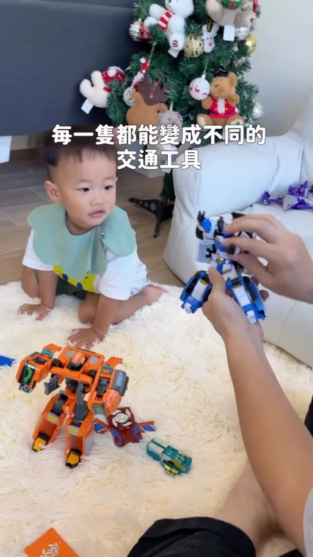 家裡也有小小車控＋機器人控的小孩嗎？
這款玩具可以從1 歲玩到50 歲？
最低只要$599 會不會太划算😆😆😆
連爸爸都玩到比孩子還投入

開箱「疾速戰卡隊」變形機器人
每一個角色都能變身成不同交通工具
像警車、戰機、工程車…細節做得好精緻
最酷的是卡牌還可以變成武器
我在旁邊看他們玩都覺得帥到不行

開箱的五位英雄新品上市特價中
 烈刃救援（救護車） 上市特價599
 熾焰至尊（消防車） 上市特價599
 暗影戰機（直升機） 上市特價599
 謐影海盜（海盜船） 上市特價799
 蒼穹炙焰（運輸飛機)上市特價999

假日就這樣在家一起把所有角色變過一輪
如果你家也有小小機器人迷，真的可以收一組˚ ༘♡ ⋆｡˚
-
#疾速戰卡隊 #變形機器人#MetalCardbot #Funbox #卡通機器人