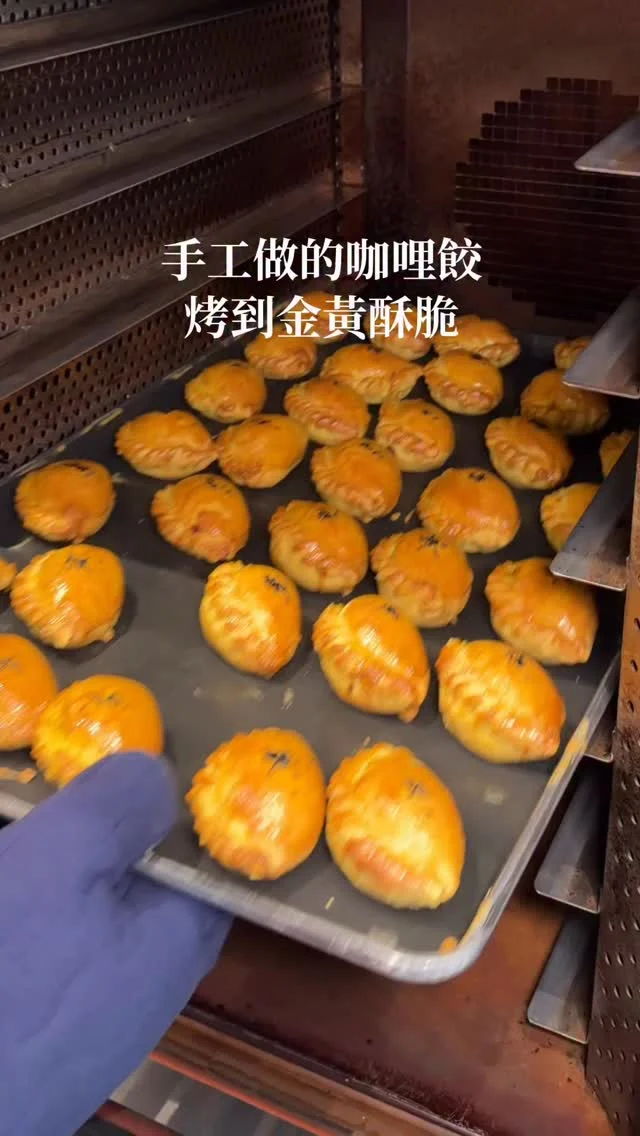 #嘉義 傳承三代的包子店
阿潘肉包嘉義人應該都不陌生
賣了超過60年 2025在民雄開了新門市
除了肉包之外 手工蛋黃酥、咖哩餃也是必買商品
-
招牌鮮肉包，經驗不敗的口味，肉餡飽滿多汁，皮Q且越嚼越香，不少人都是一次買好幾袋，回家隨時蒸一顆來吃都很方便！香辣鮮肉包則帶有辣勁，如果你愛吃辣一定會喜歡
-
手工蛋黃酥不愧是阿潘肉包的人氣王
沒想到肉包店的蛋黃酥這麼厲害耶
外皮烤得金黃酥香，但不乾口，裡面的烏沙內餡細緻不甜膩，搭配鹹蛋黃，黃金比例剛剛好
還有每日現烤出爐的咖哩餃，內餡飽滿不空虛
外皮酥香一口咬下咖哩香氣直接衝出來，下午肚子餓來一顆很適合
-
📍阿潘肉包｜伴手禮-民雄店
📌嘉義美食👉🏼#Kelly食嘉義
📮嘉義縣民雄鄉建國路一段45號
☎️05-2265007
⏰11:00-20:30
-
#嘉義美食#嘉義小吃#阿潘肉包