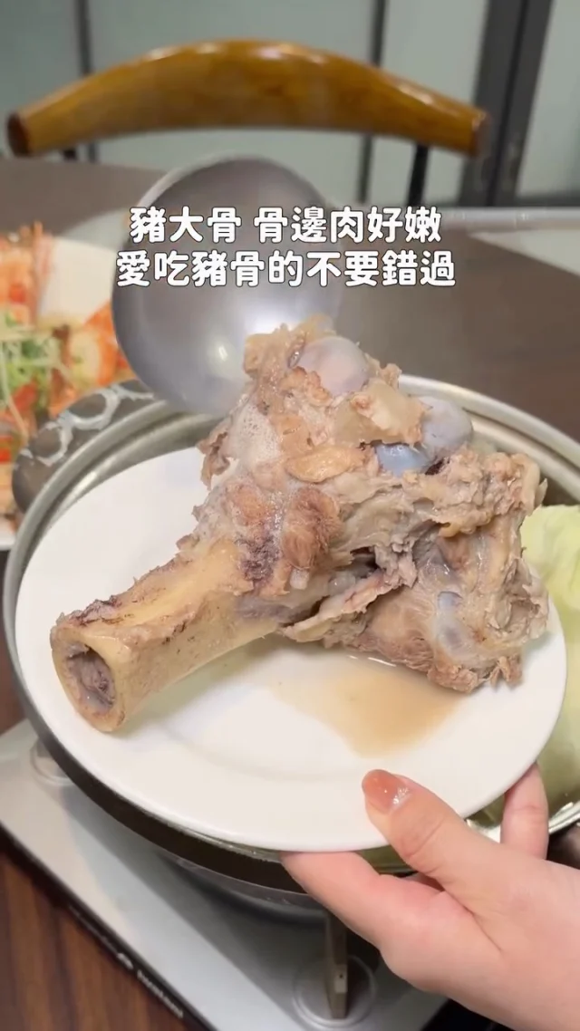 台南在地20年的正宗花雕雞🐔
家庭聚餐回訪多次了 真的好吃.ᐟ.ᐟ
除了花雕雞鍋 還有招牌之一的澳門豬骨煲
用吸管大口吸骨髓精華 太過癮了
廚房有雞2026年菜開始預訂囉
不管是內用圍爐、外帶年菜、宅配到家都可以
-
這次吃的是內用圍爐年菜
🐎馬到幸福宴 $3800(3～4人份 適合小家庭)
正宗花雕雞
澳門豬骨煲
鮑魚沙拉
奶油蒜蓉雞
蒜香豬肋排
松露菌菇扒時蔬
手工破酥包
特製板條
白飯、脆梅露
-
正宗花雕雞 一上桌就能聞到濃濃花雕酒香，雞肉切塊後拌炒的香嫩又入味，加入特製板條吸收了湯汁好好吃～做後可以再倒入高湯煮成火鍋，一鍋三吃好享受

澳門豬骨煲 香醇的白湯喝起來順口暖胃
可以用吸管吸豬骨的骨髓精華✨
啃著香嫩的骨邊肉 超過癮

年菜有不同的菜色/人數組合
如果你還在煩惱年菜的話 趕快收進口袋名單💖
-
📍廚房有雞花雕雞 中華總店
📌台南美食👉🏼#Kelly食台南
📮台南市東區中華東路三段300號
⏰11:00-14:30、17:00-22:00
☎️06-2882656

📍廚房有雞北安旗艦店：
☎️06-283-2929
📮台南市北區北安路一段161號
-
#台南美食#廚房有雞#台南年菜#台南圍爐餐廳