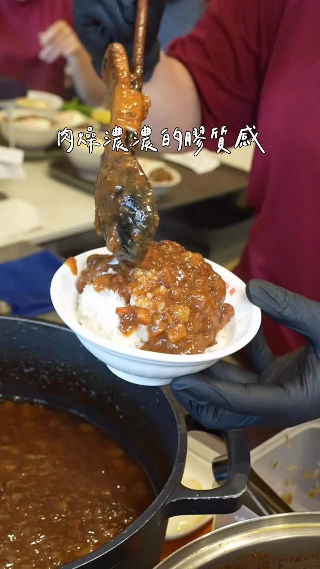 傳承三代、賣了50年的肉燥飯
現代風格的內用空間 寬敞挑高很舒適
在這裡吃著銅板價小吃 很超值

魯到黑金油亮的肉燥飯有夠銷魂
滿滿膠質感吃起來會黏嘴的那種 好過癮
而且小肉燥＋蛋只要 $50
銅板價就能吃到經典組合 很可以
麻辣肉燥飯多了麻辣香氣與辣勁 

冬季新品藥膳雞肉湯
藥膳香氣溫潤不燥，喝完整個人都暖起來
還有蒸蛋湯簡單又耐吃 是幾乎每桌都會點的人氣餐點
-
麻辣肉燥飯 小$45、大$65
豬腿褲飯 小$85、大$105
藥膳雞肉湯 $90
蒸蛋湯 $60
小肉燥飯+蛋 $50
-
📍VASO弘 肉燥飯鋪
📌台南美食👉🏼#Kelly食台南
📮台南市中西區永華路一段309號
⏰11:30-14:30、17:00-20:30 六日11:30-20:30
(內用最後收客時間為20:00)
-
#台南美食#台南小吃#台南肉燥飯#台南蒸蛋湯vaso弘vaso弘肉燥飯鋪