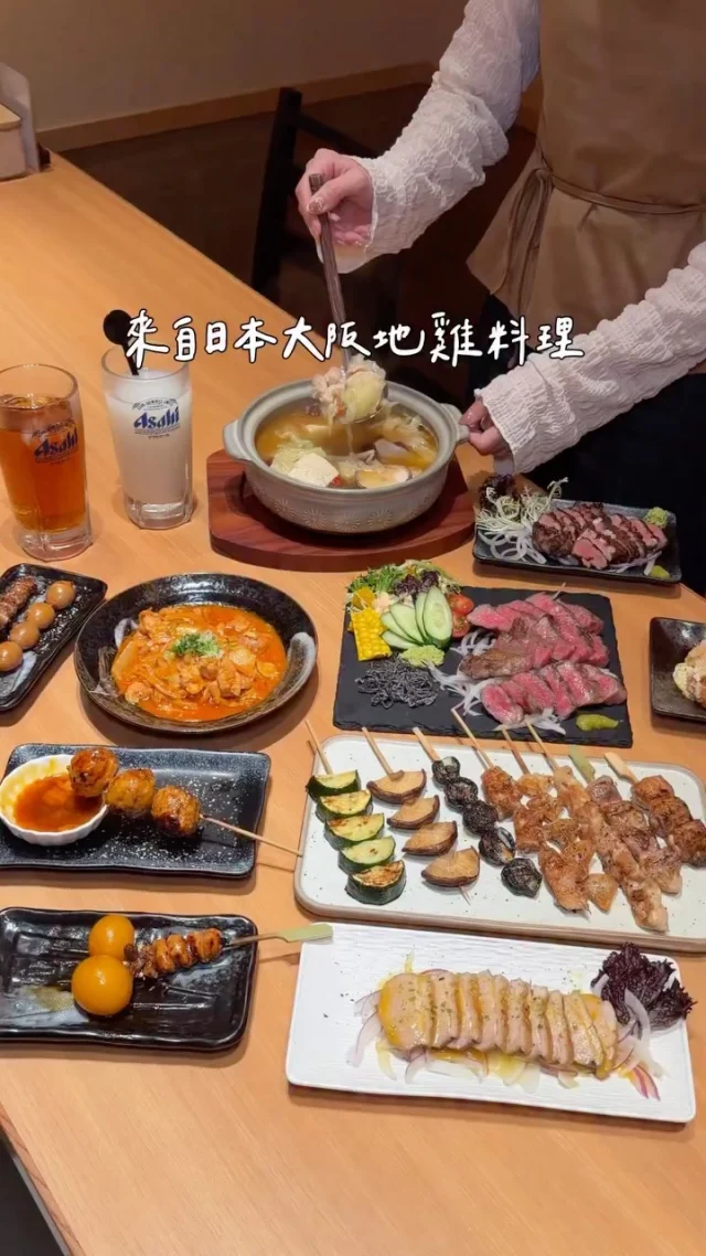 #台南 來自日本大阪的地雞料理
冬季麻油雞湯鍋上市✨年末聚餐的好選擇🏮
主打各種雞肉串燒、特色料理
開放式的燒烤台 可以看到師傅們的燒烤過程
不管是約會 聚餐 吃宵夜都很適合
也可以點清酒小酌一下
-
限量燒鳥串
這次吃到了許多特殊部位
像是雞提燈、雞生蠔、雞腳筋等～

麻油雞湯鍋
冬季限定的麻油雞湯鍋
一上桌就聞得到濃濃麻油香，湯頭溫潤不嗆，喝起來很順口，雞肉吸附湯汁後更香，吃一碗就全身暖呼呼

極致 A5 和牛
油花分布超美，入口即化，簡單調味就能吃到和牛本身的甜味，一旁有昆布鹽、山葵、柚子胡椒醬，搭配著一起吃很適合

雞肝慕斯最中餅
太可愛了吧這個鳥巢造型.ᐟ.ᐟ
酥脆餅殼中間夾著細緻滑順的雞肝慕斯，入口帶有溫潤濃郁的肝香～鹹香中帶一點點甜感，很特別
-
📍聚聚 燒鳥専門おちば屋
📌台南美食👉🏼#Kelly食台南
📮台南市安平區建平路528號
⏰17:30-00:30(23:00最後點餐)
☎️06-2992546
-
#台南美食#台南串燒#台南居酒屋台南燒鳥