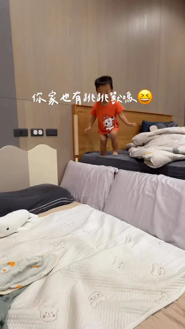 你家也有跳跳獸嗎😆
我兒子就是！超愛在床上、地上跳跳跳

這款居家放電神器彈跳床
每天讓兒子跳個夠.ᐟ.ᐟ
下雨天颱風天也不用擔心沒地方消耗小孩電力
還可以訓練大肌肉、平衡感、肢體協調性
不玩時摺疊收起來跟睡袋差不多大 不佔空間

✨Jolly兒童可攜摺疊彈跳床✨特色
✔️扶手可兩段式調整 隨身高調整
✔️防滑加寬可拆式扶手
✔️加粗腳柱 跳起來穩固不移動
✔️可摺疊收納，附收納袋方便攜帶
✔️可承重50公斤
-
留言「彈跳床」我傳給你（個人首頁也有連結）
目前都是現貨唷 下單5-7天出貨

#Jolly兒童可攜摺疊彈跳床#Jolly彈跳床